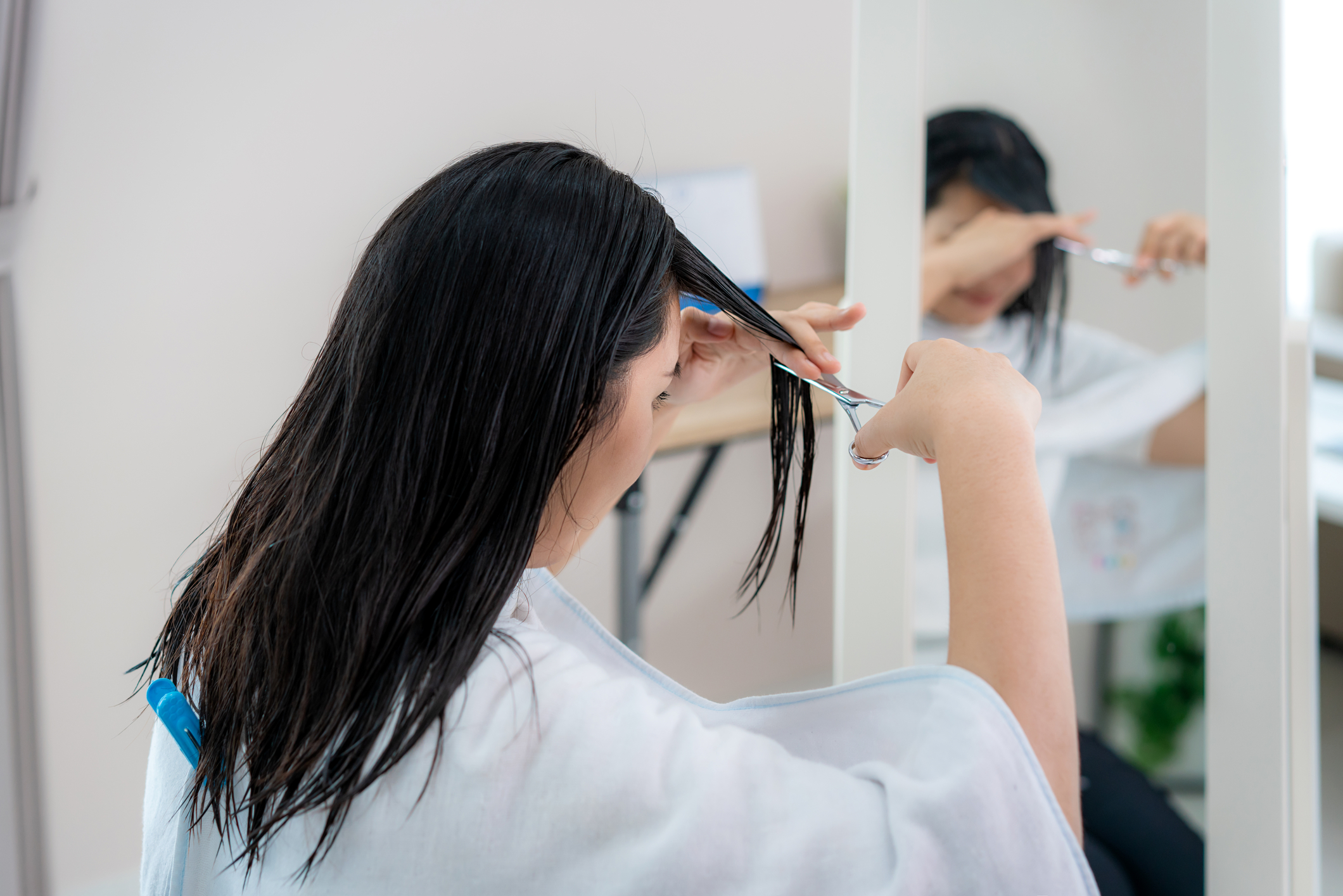 A picture showing how to hold your scissors for thinning